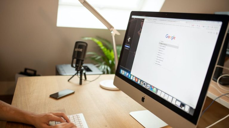 eliminar mi actividad google, en una habitacion hay un imac en el que se ve una busqueda de google