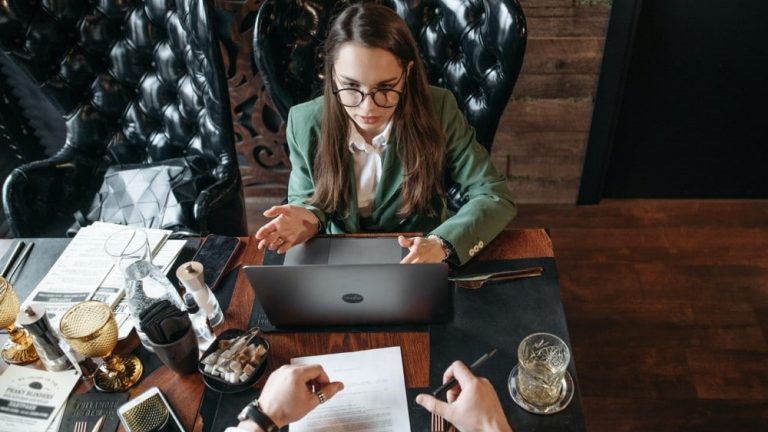 Qué son y cómo funcionan los contratos inteligentes