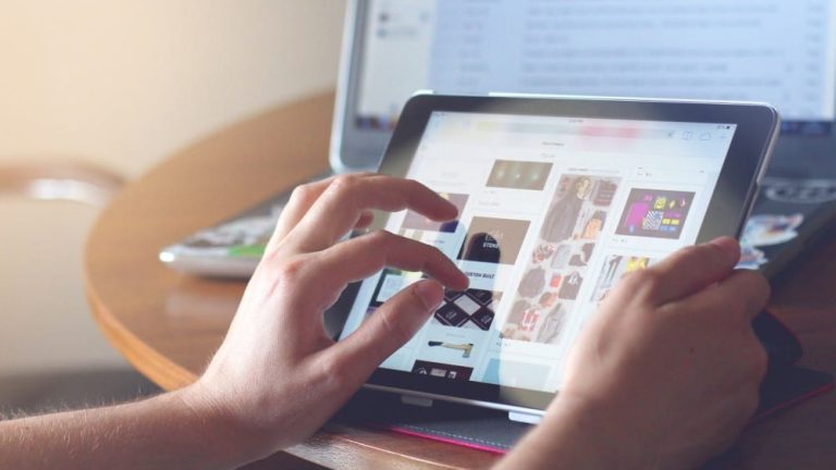 fakeinet, una persona utiliza una tablet