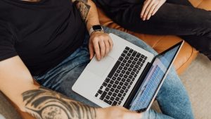 direccion ip, dos personas miran un portatil en un sofa