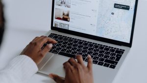 eliminar cuenta airbnb, una persona busca alojamiento en un portatil por la web de airbnb