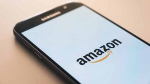 eliminar una cuenta de amazon, logo de amazon en un smartphone