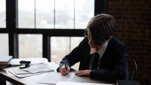 que es un family office, una persona escribe una documentacion en un despacho