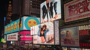 bloqueadores de anuncios, anuncios mostrados en carteles normales y digitales en una gran calle, parece la zona de times square en nueva york