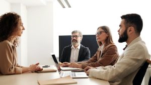 recurso de amparo, un grupo de personas estan en una reunion de trabajo