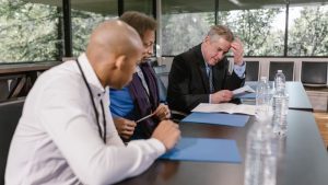 que es una ampliacion de capital, hombres de negocio en una reunion