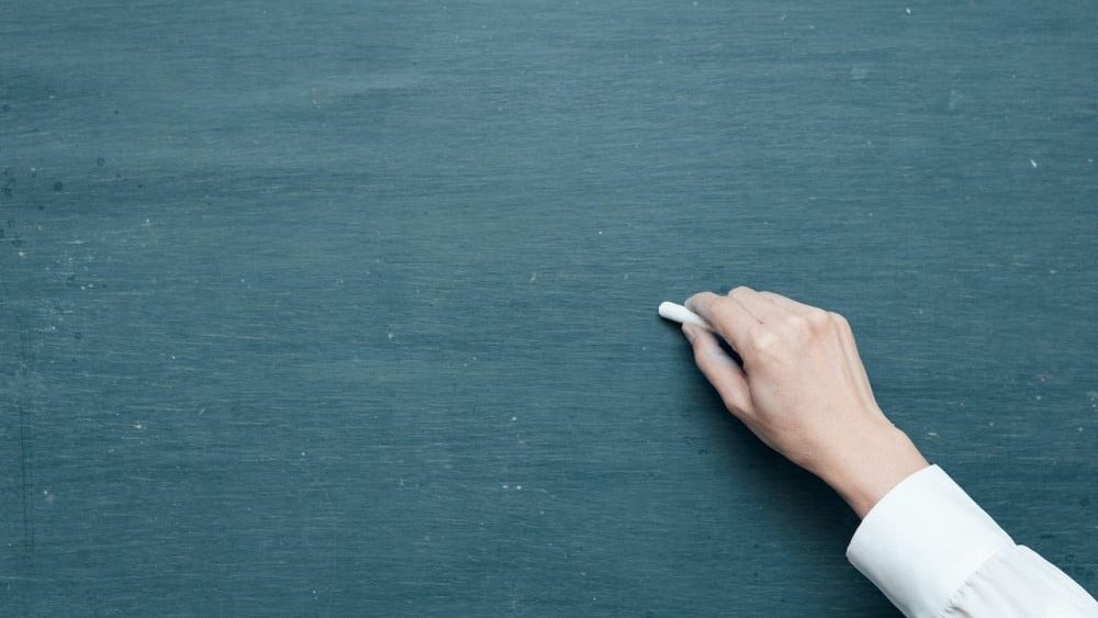 esteganografia digital, una persona pinta con tiza en una pizarra