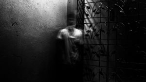 que significa ser un johatsu, persona borrosa por que esta en movimiento mientras se ha tomado la foto, imagen en blanco y negro