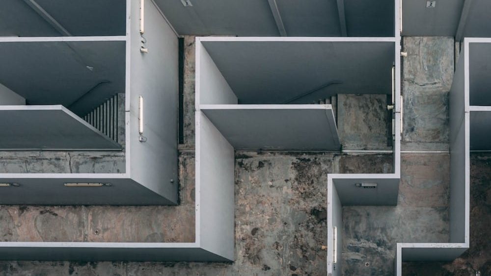 que son los dark patterns, se ven pasillos a forma de laberinto, tambien hay dos escaleras yendo para abajo la vista es de pajaro o de planta