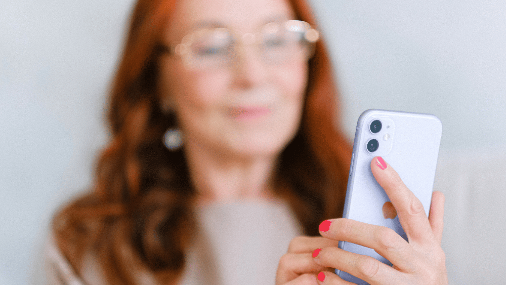 mejorar reputacion en rrss, chica usando un movil, imagen con mucho bokeh