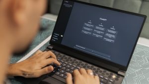 inicio chat gpt persona escribiendo un prompt que no se ve ya que hay bokeh en la imagen