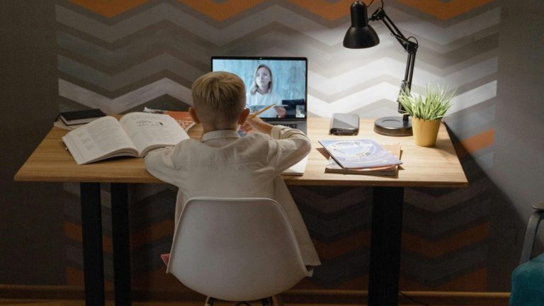 Tecnología y Juventud: Reflexiones sobre el Cambio Generacional