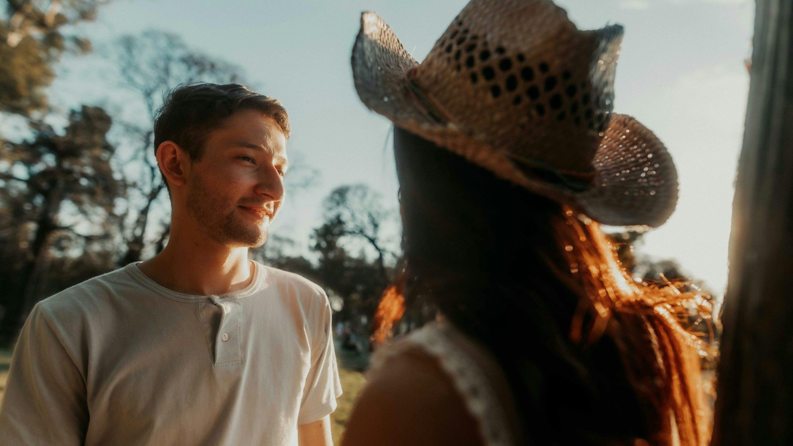 una pareja que se ha conocido en bumble, se mira en un parque,, la imagen parece haber si sido sacada en movimiento