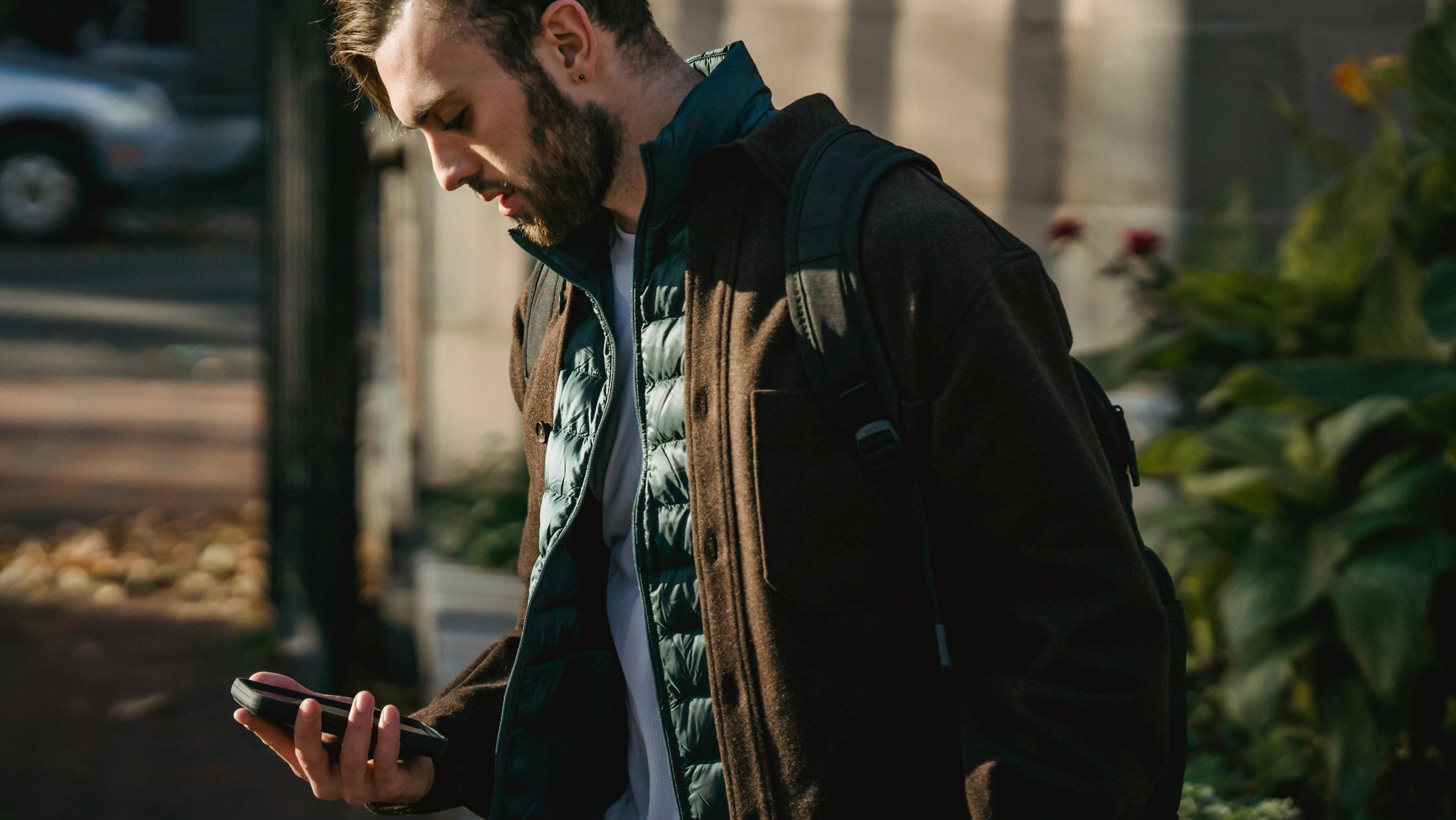 persona mira el movil en movimiento en la calle, estilo urbano