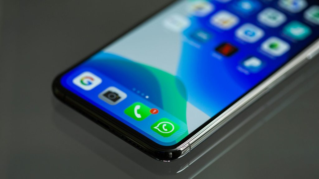 iphone con enfoque en la app de whatsapp