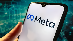imagen de una persona sujetando un movil donde se ve el logo de meta, en el fondo se ven numeros digitales