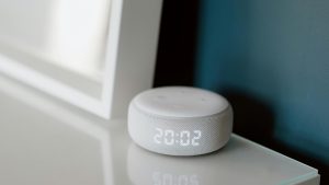 dispositivo de sistema de voz (altavoz) que enseña la hora
