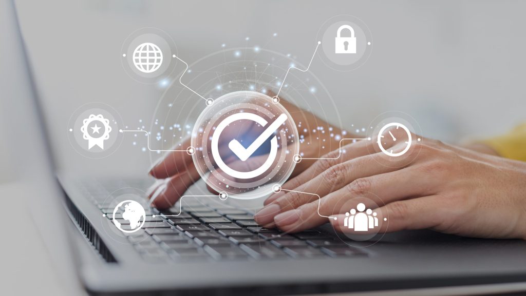 hay un portatil que esta usando una persona, volando hay iconos sobre la ciberseguridad