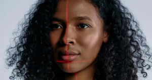 Rostro con líneas de escaneo facial que representa un vídeo deepfake creado con IA
