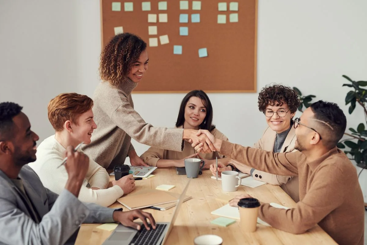 Equipo revisando la reputación online del negocio