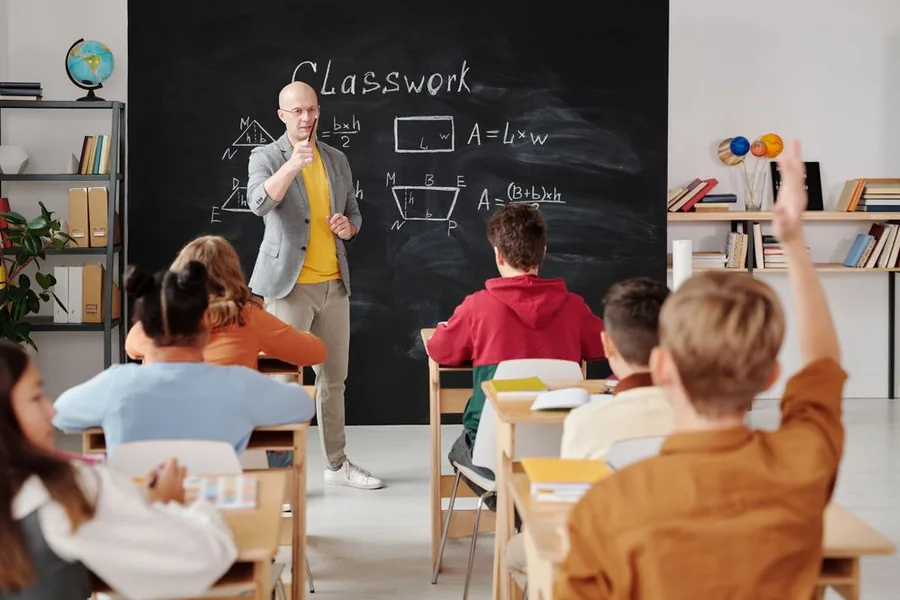Educación y academias
