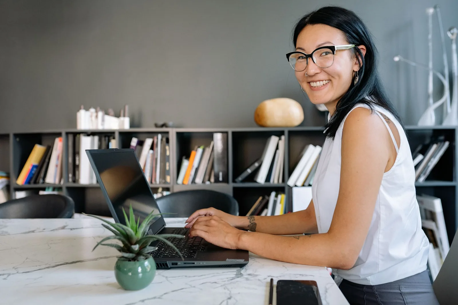 Profesional sonriente trabajando en su portátil tras limpiar su reputación online