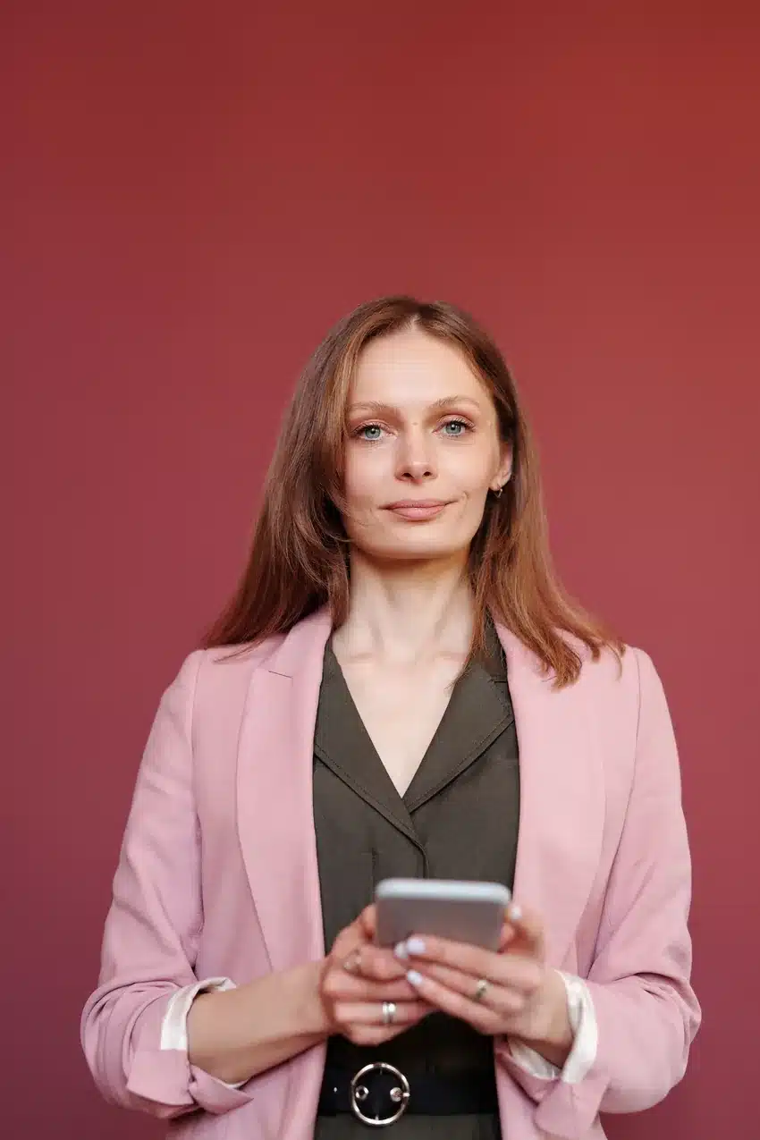 Profesional revisando en su portatil las imagenes negativas que aparecen sobre ella en internet