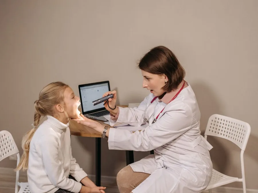Profesional sanitaria atendiendo en consulta: gestión de reseñas para clínicas