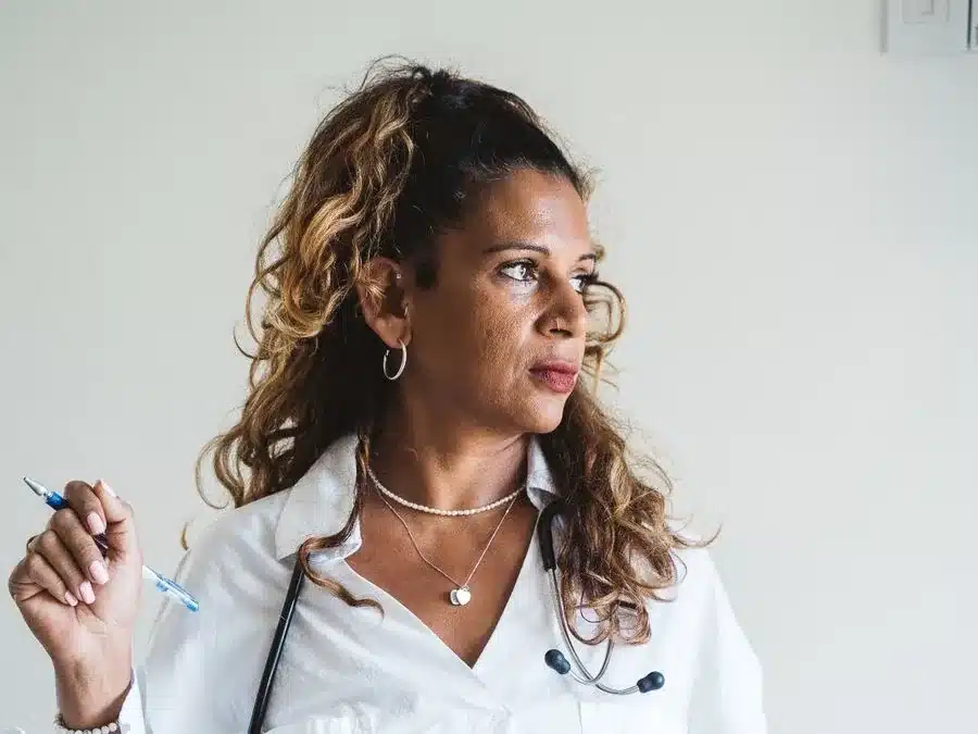 Doctora revisando información clínica: gestión de reseñas para clínicas y centros de salud