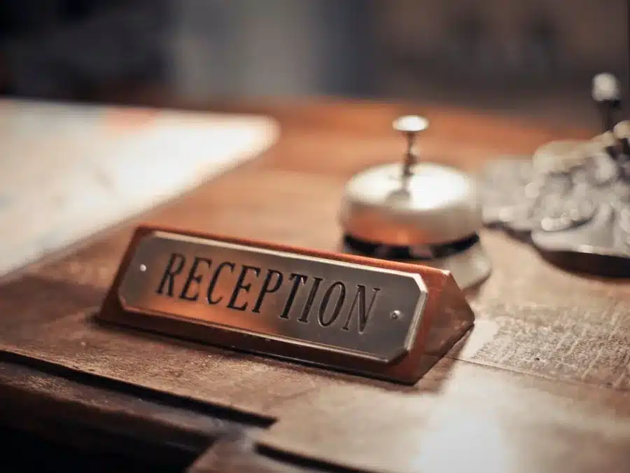 Mostrador de recepción de un hotel: gestión de reseñas para hoteles y turismo