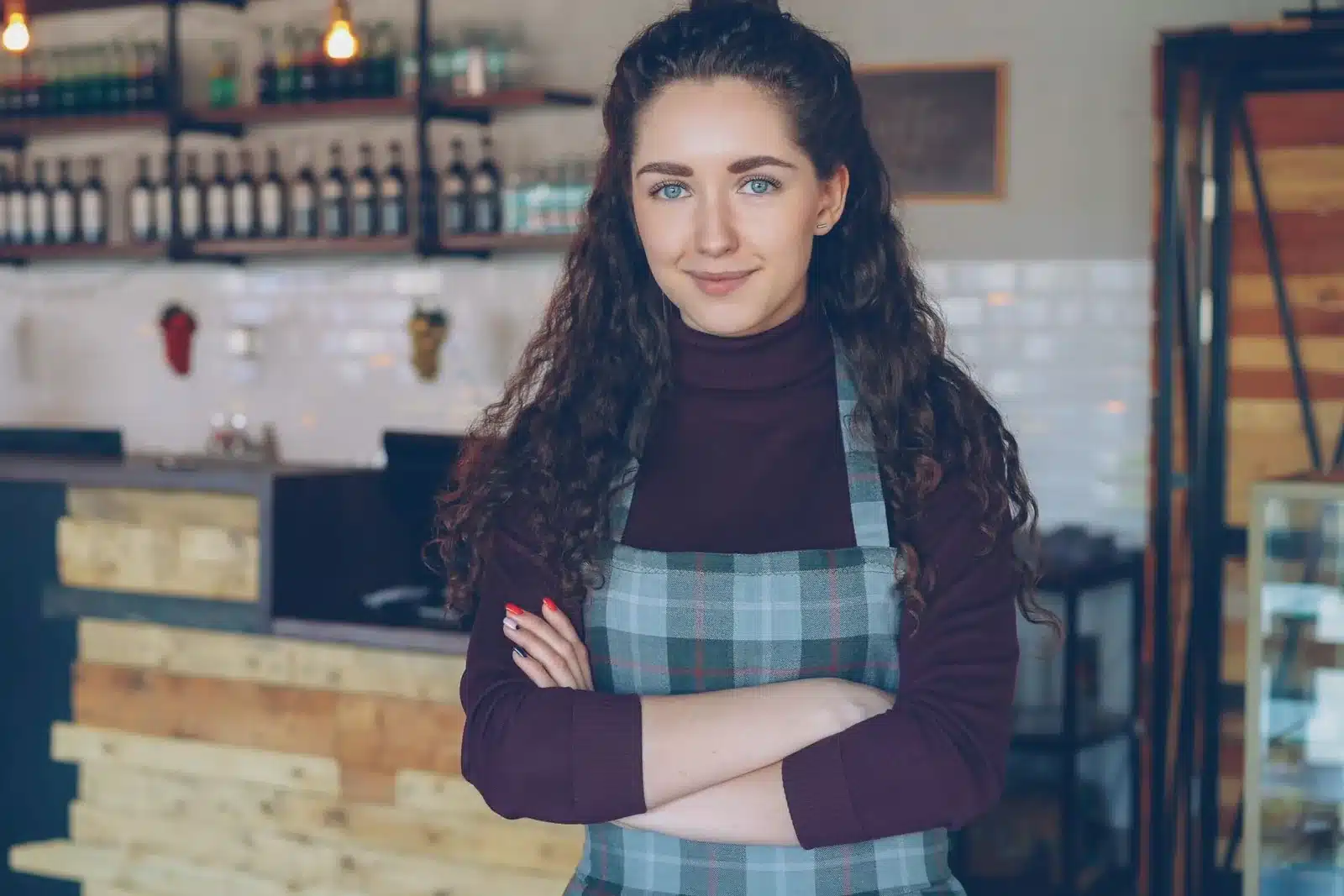 Dueña de un restaurante en su local: gestión de reseñas y reputación online para hostelería