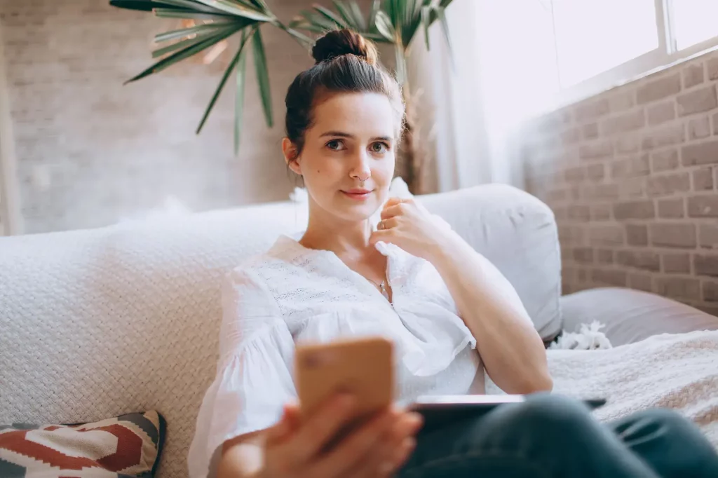 Mujer tranquila tras eliminar de internet sus fotos personales publicadas sin consentimiento con RepScan