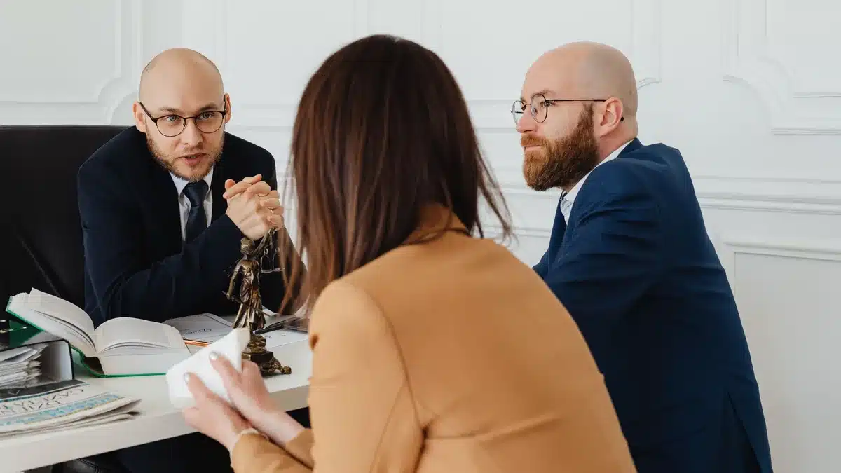 Equipo jurídico preparando la solicitud de retirada de una fotografía
