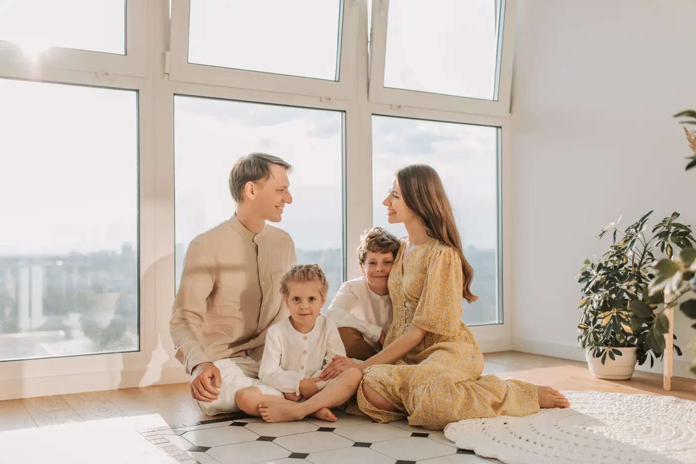 Familia en casa protegida con RepScan Care, el software de protección digital para ti y los tuyos