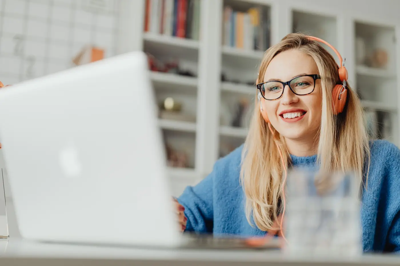 Mujer sonriente eliminando contenido negativo de internet con el software de RepScan desde su portátil
