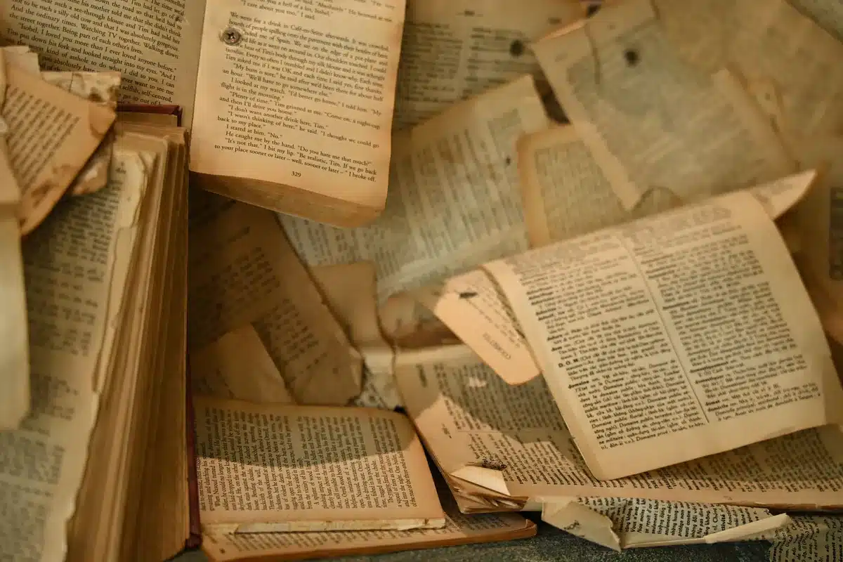 Old documents and newspapers: information from the past that can be removed
