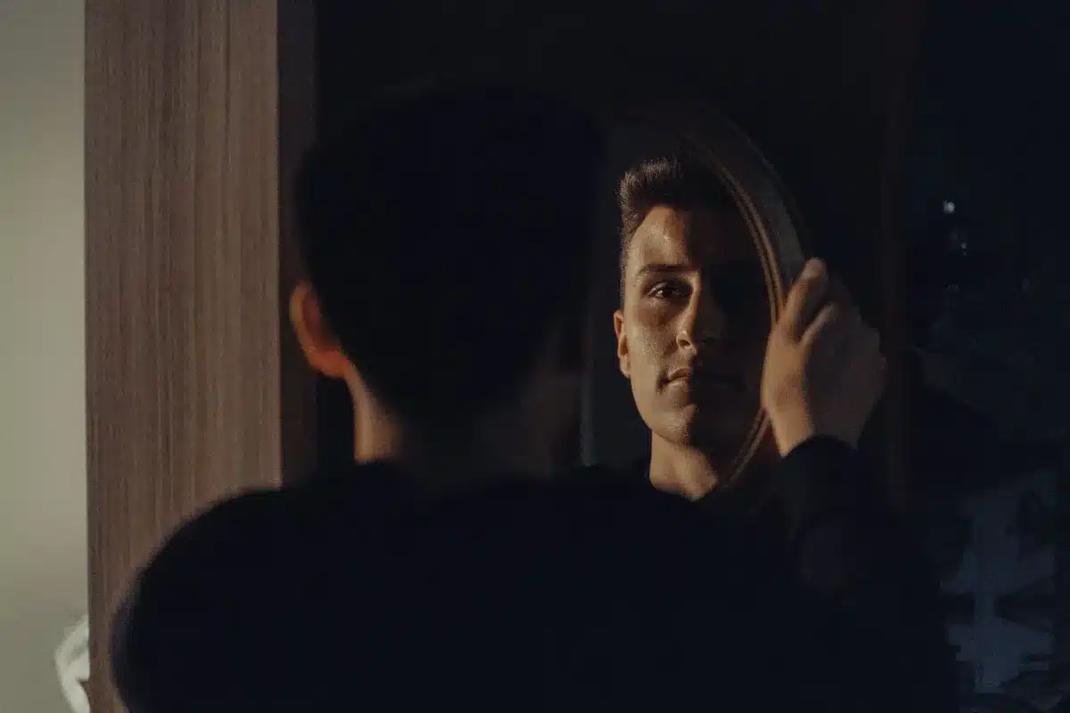 Man in front of a mirror: his reflection, an identity duplicated in fake profiles