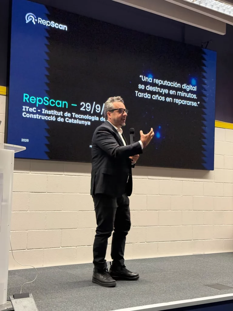 Ponente de RepScan presentando el seminario sobre reputación digital en el ITeC