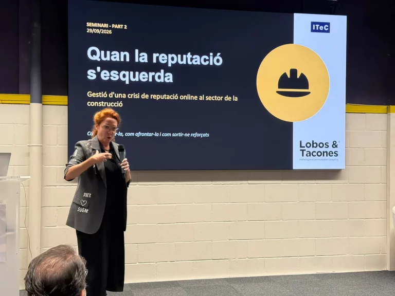 Ponente explicando cómo afrontar una crisis de reputación online en el sector de la construcción