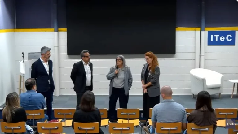 Ponentes y asistentes en la sala del ITeC al cierre del seminario