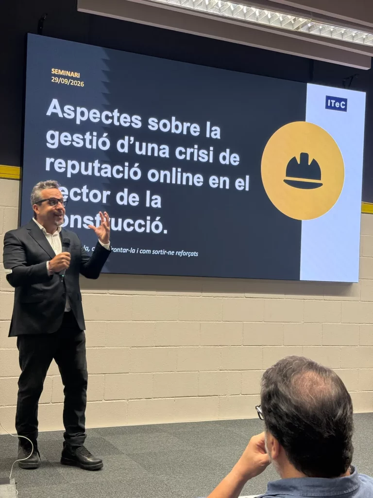 Ponente explicando la gestión de una crisis de reputación online en el sector de la construcción