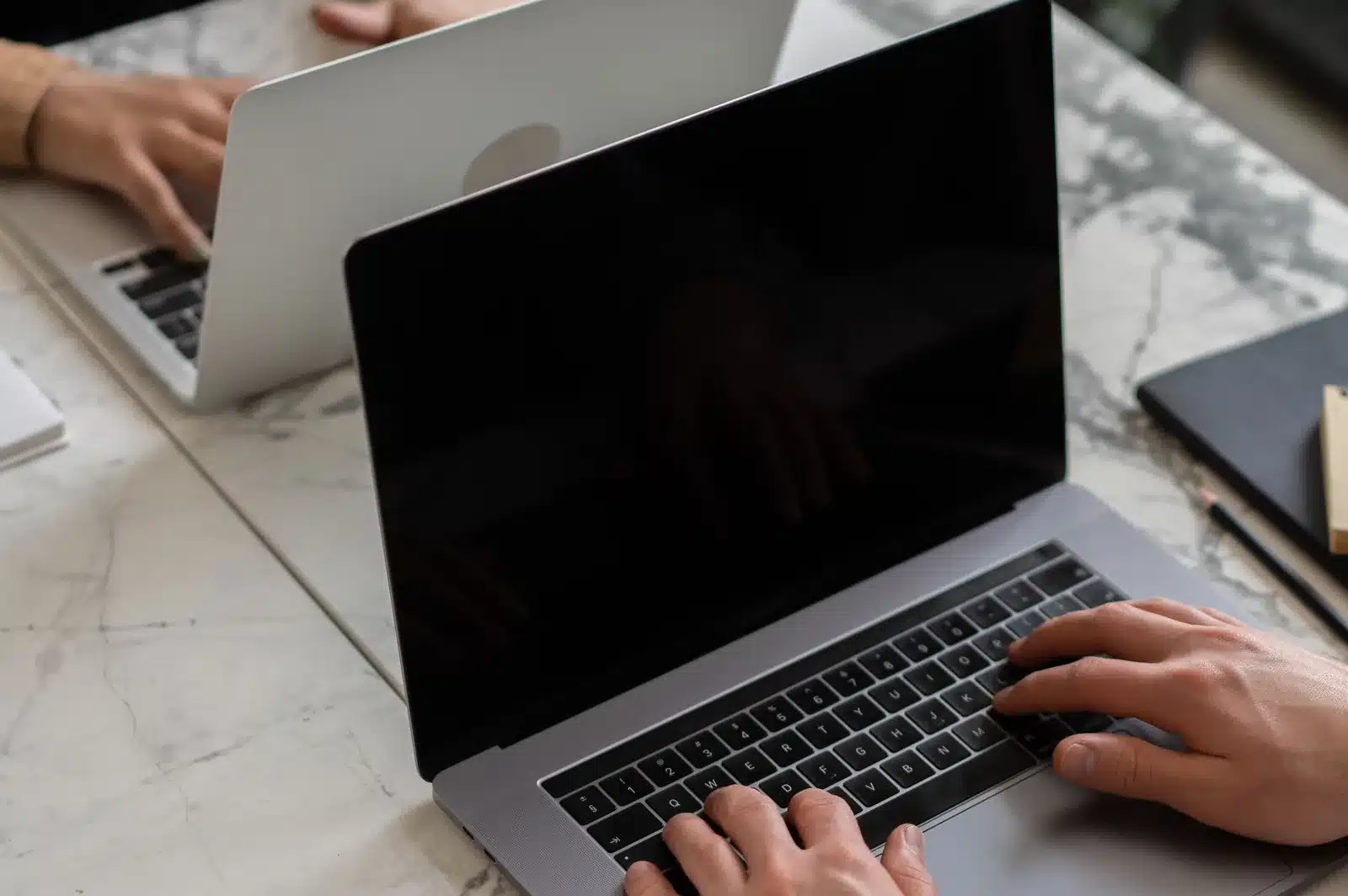 Hands on a laptop: monitoring information that appears again